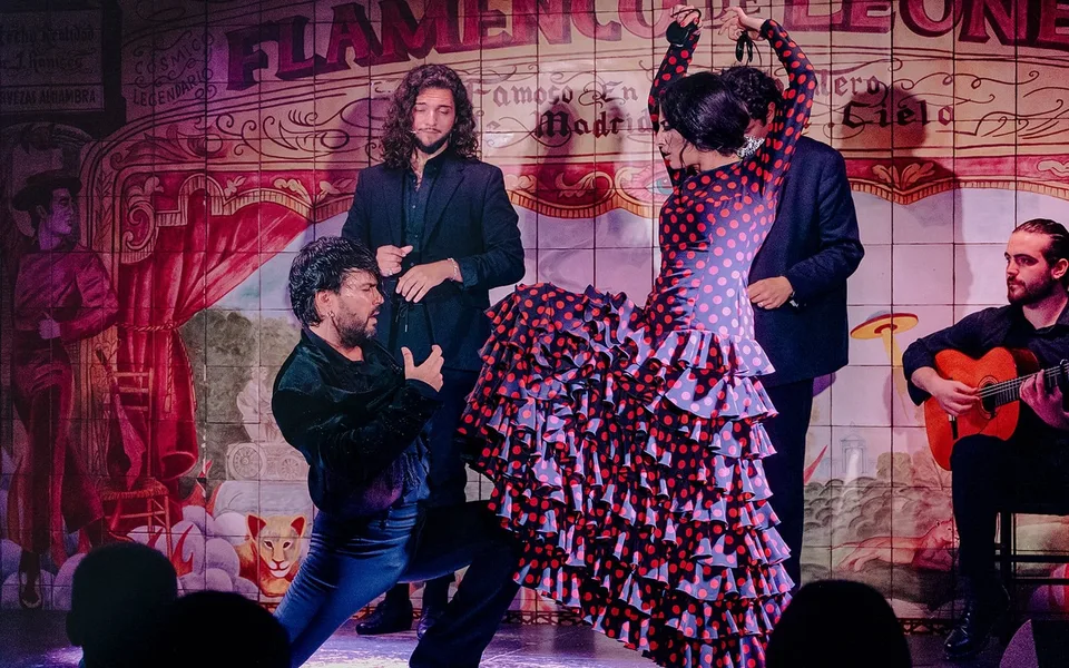 A Flamenco de Leones dancer performing with seated musicians