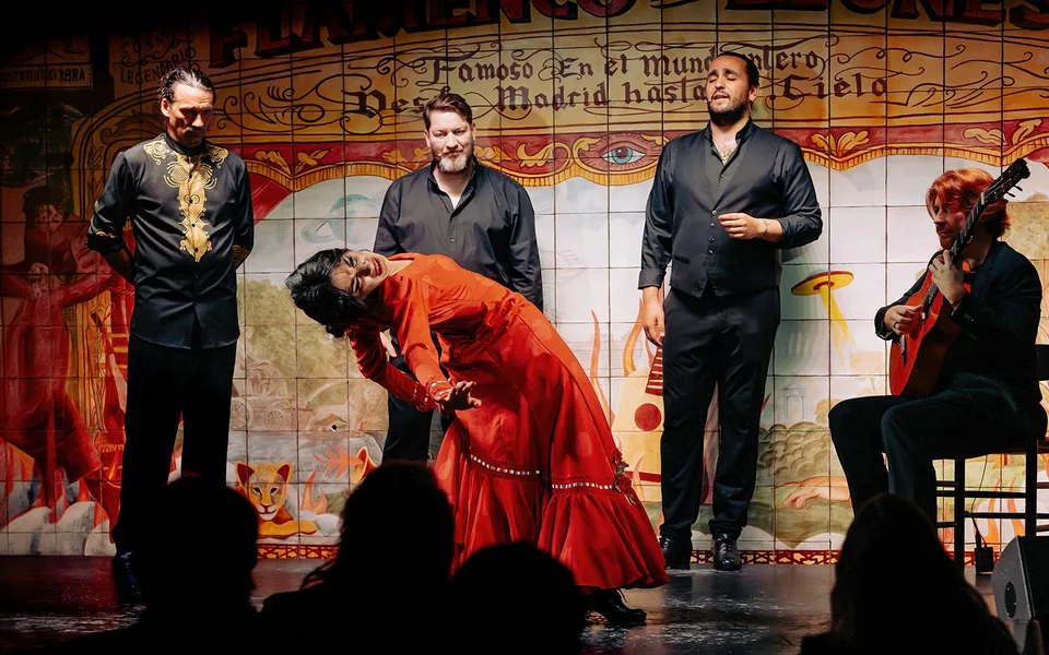 A dancer and musicians at Flamenco de Leones