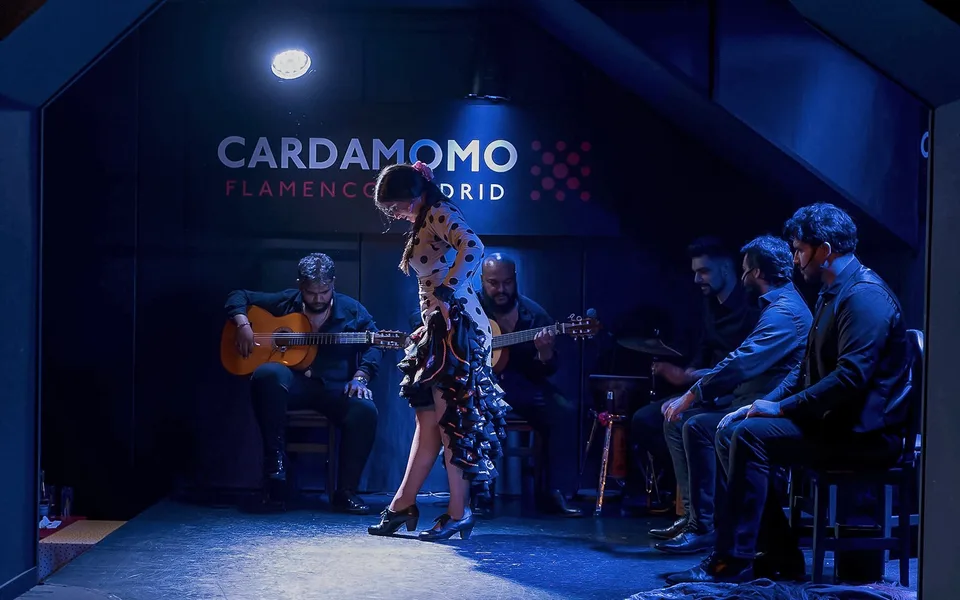 Tänzerin und Musiker auf der Cardamomo‑Bühne bei blauer Beleuchtung