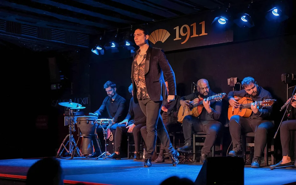 Un bailarín masculino en el escenario del Tablao Flamenco 1911