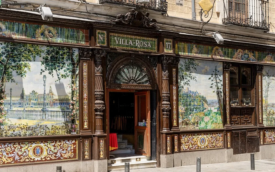 El exterior alicatado y la puerta del Tablao Flamenco 1911