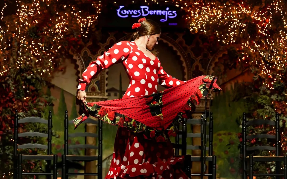 Eine Torres Bermejas‑Tänzerin in einem roten Polka‑Dot‑Kleid